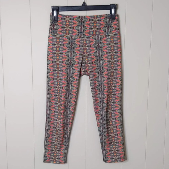 Onzie Tuxedo Balinese Cropped Leggings - Picture 2 of 8